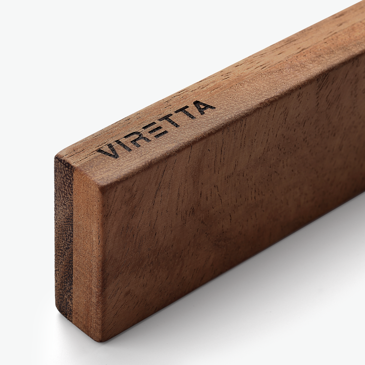 Enden af knivmagneten i valnød med Viretta-logo, tæt på
