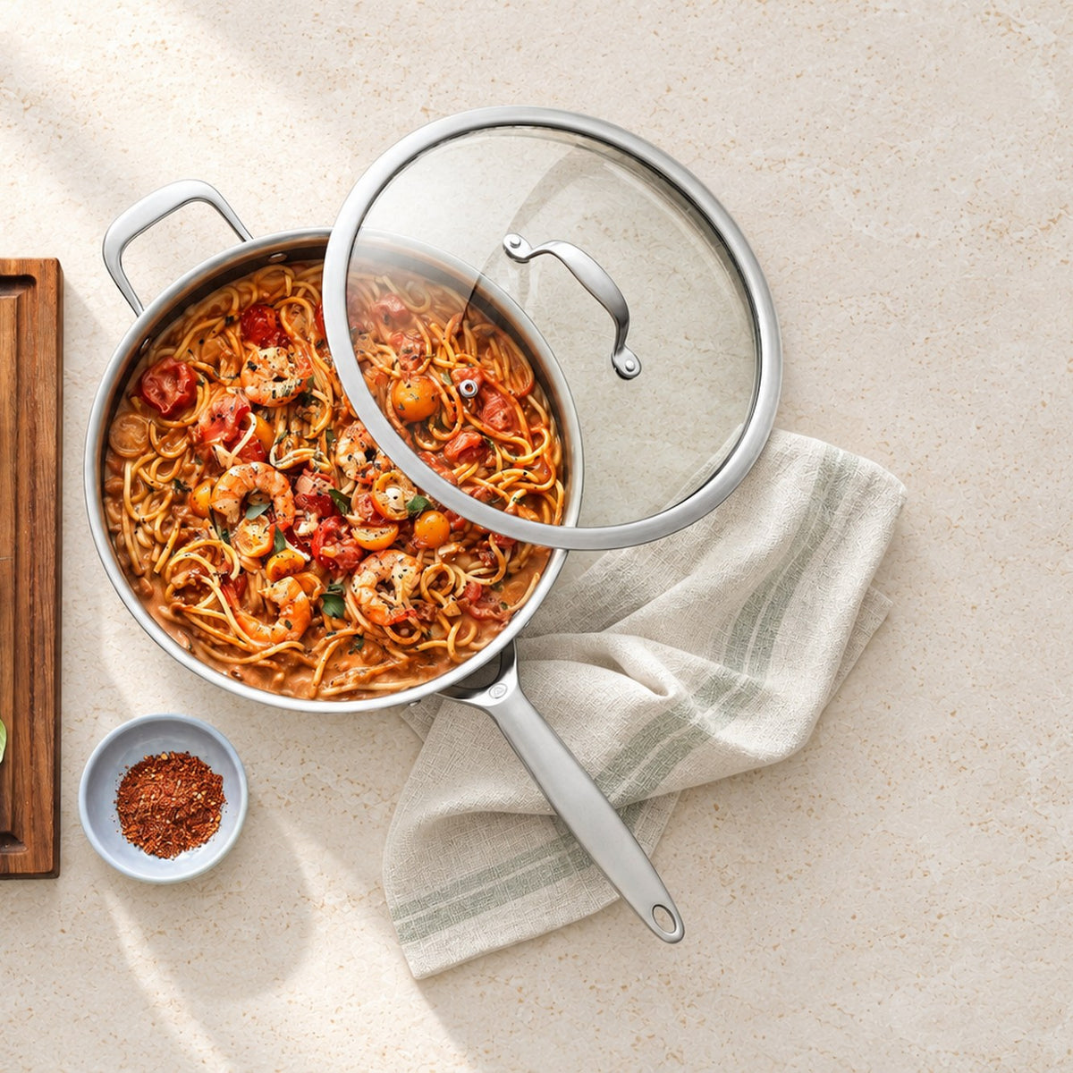 Spaghetti med rejer og tomat i sauterpande i 3-Ply Hybrid med glaslåget, set ovenfra