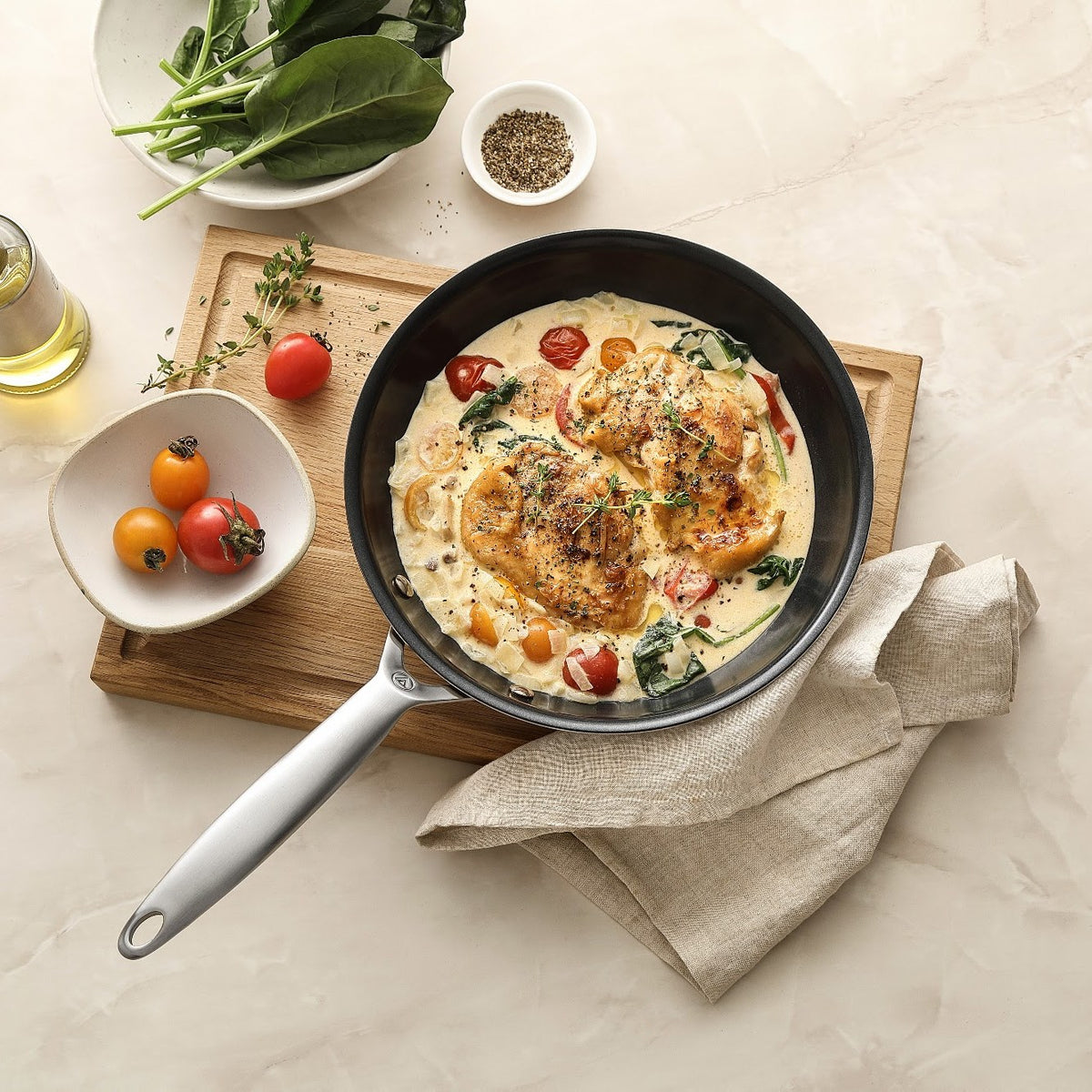 Kylling i flødesauce med tomater og spinat i stegepande i 3-Ply keramisk, set ovenfra