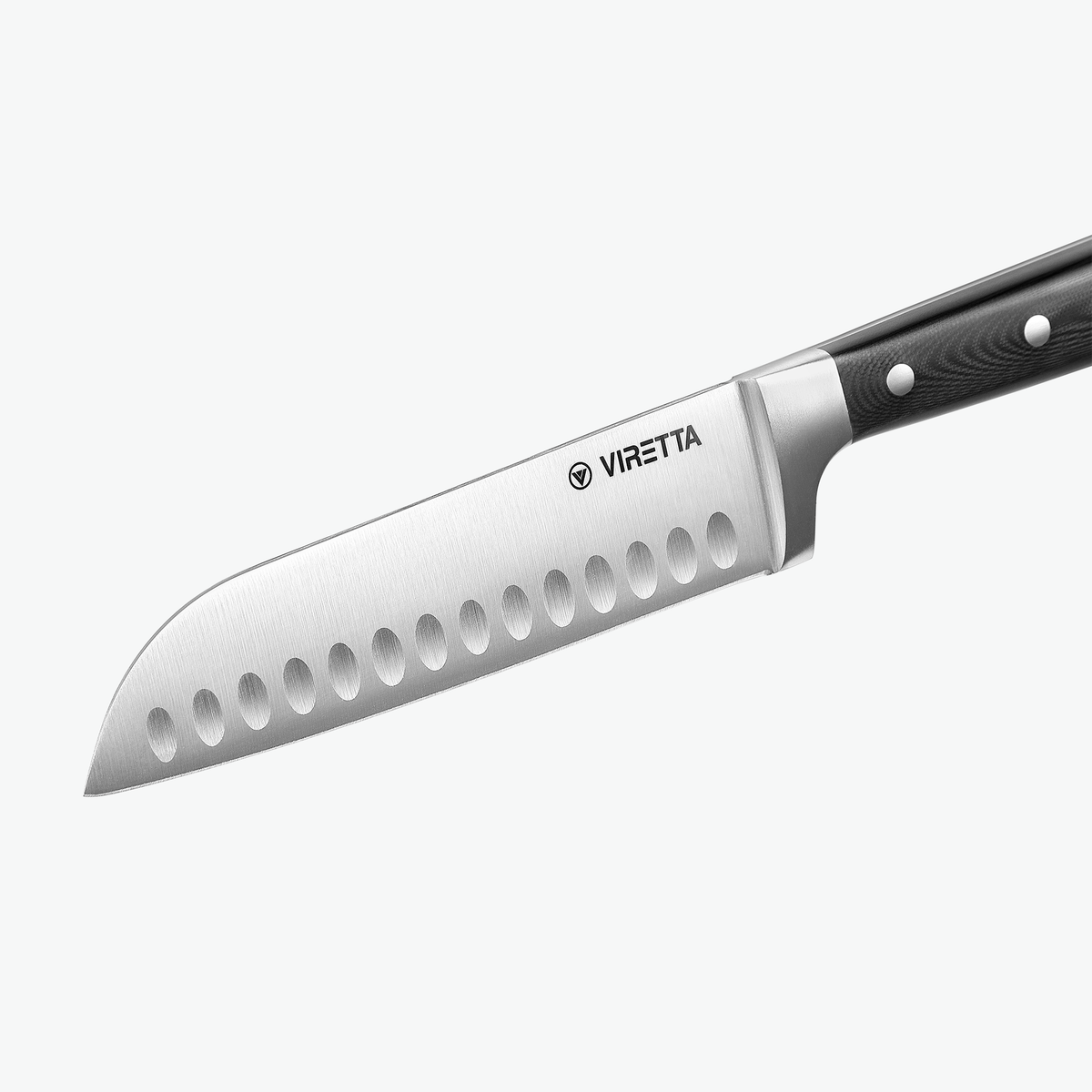 Klingen med fordybninger på Classic santokukniv, set skråt