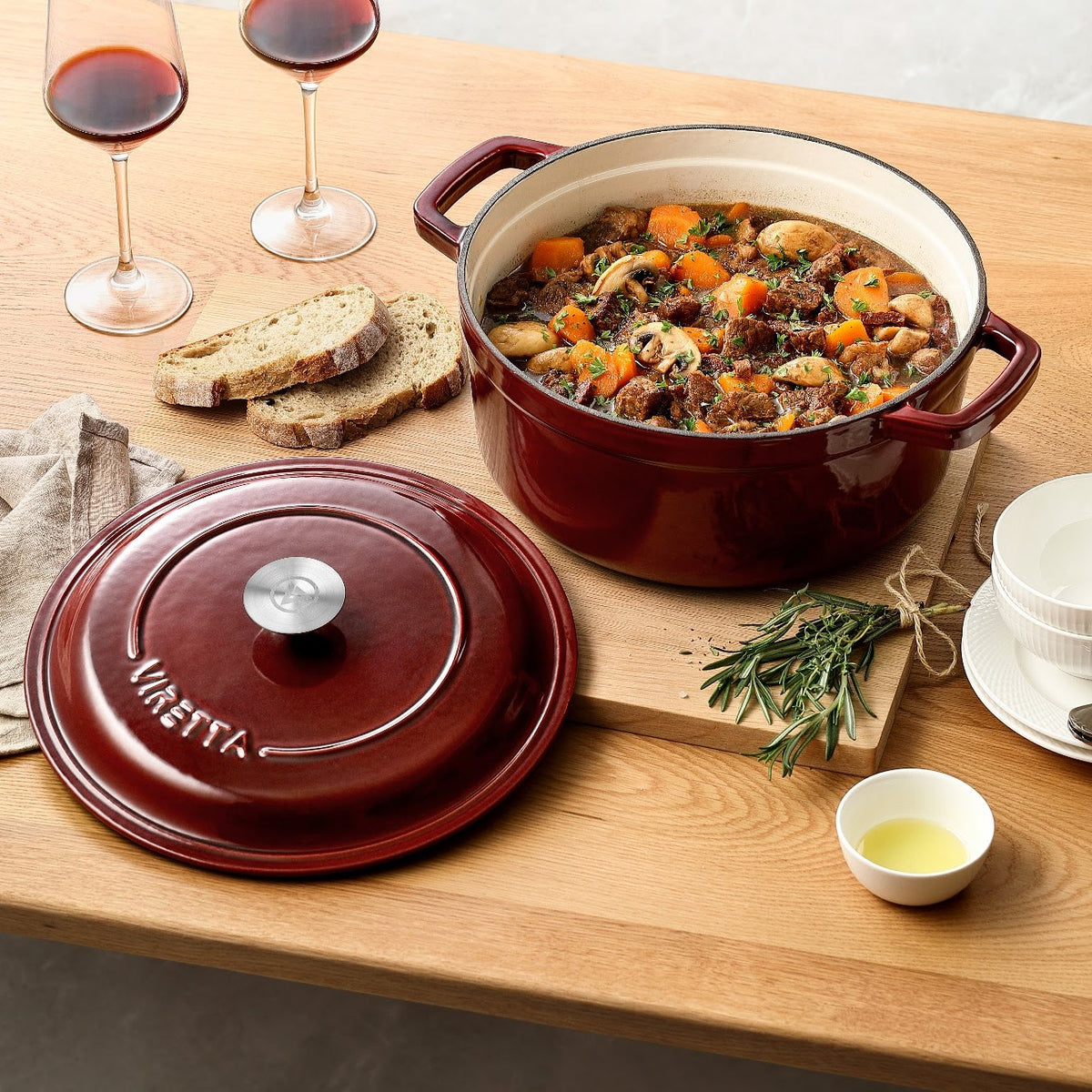 Ribsrød støbejernsgryde med boeuf bourguignon, låget ved siden af