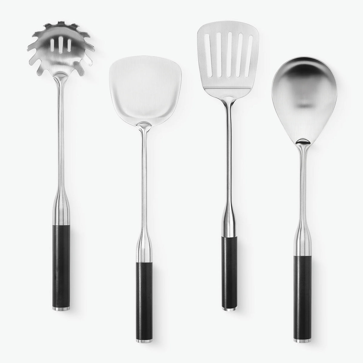 Pastaske sammen med palet, palet med huller og serveringsske, alle med greb i G-10