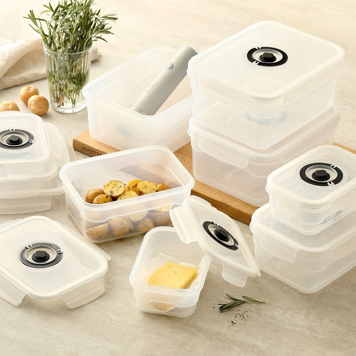 Vakuumbeholdere i plast i flere størrelser med kartofler og ost