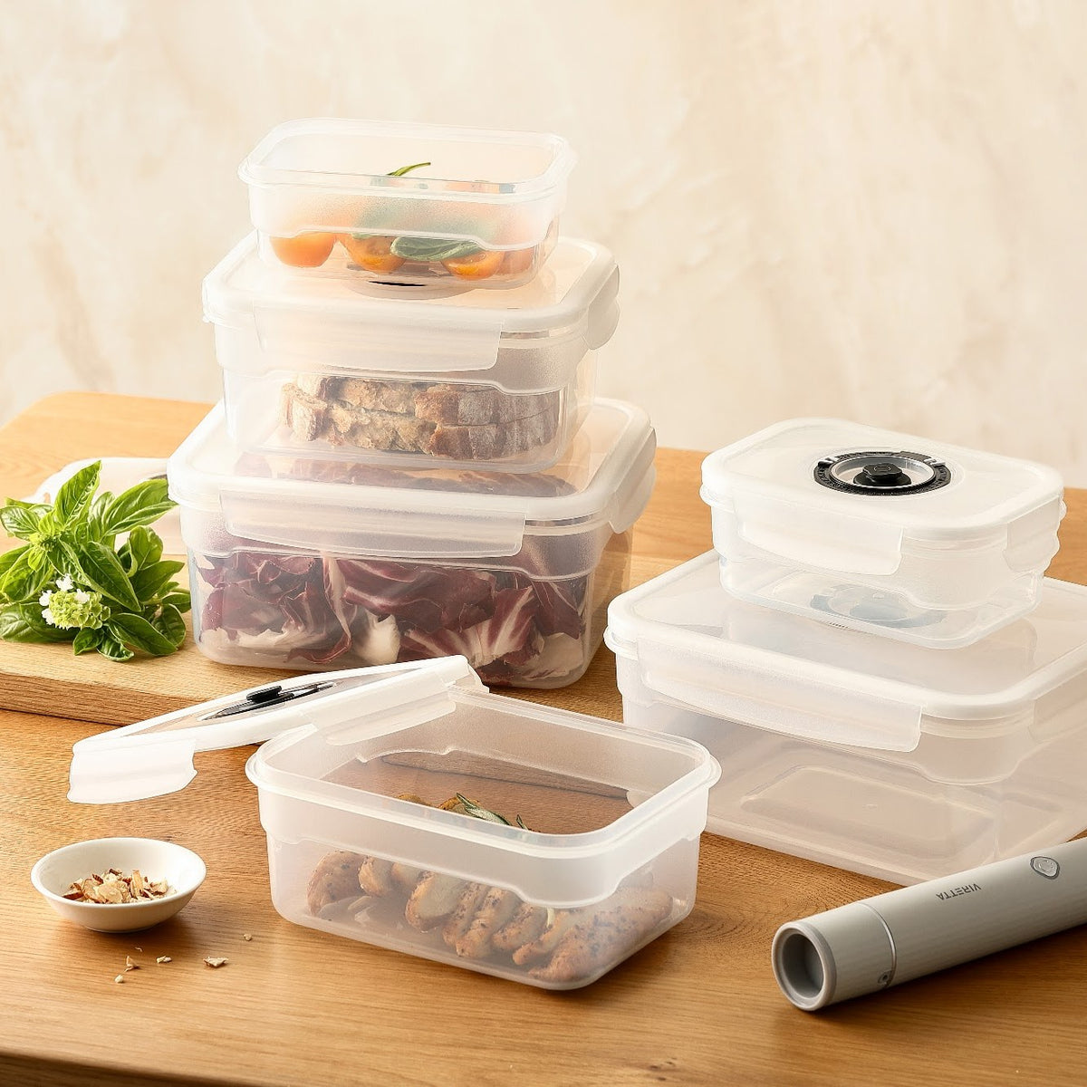 Vakuumbeholdere i plast med tomater, brød, salat og kylling på et træbord