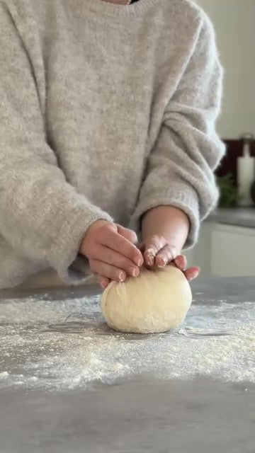 Dej æltes, og brødet bages i en grøn støbejernsgryde