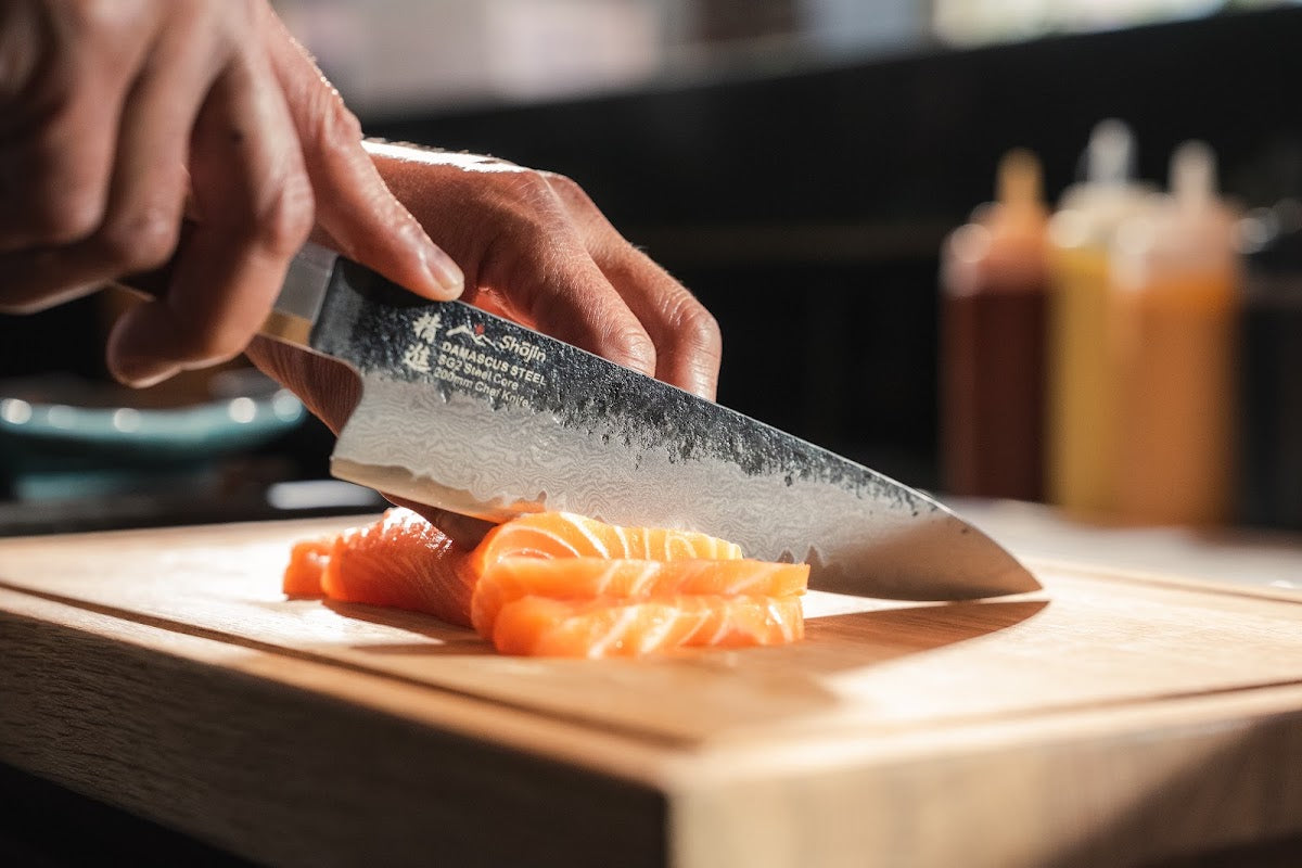 Laks skæres med en Shōjin-kniv hos Sushi Taro