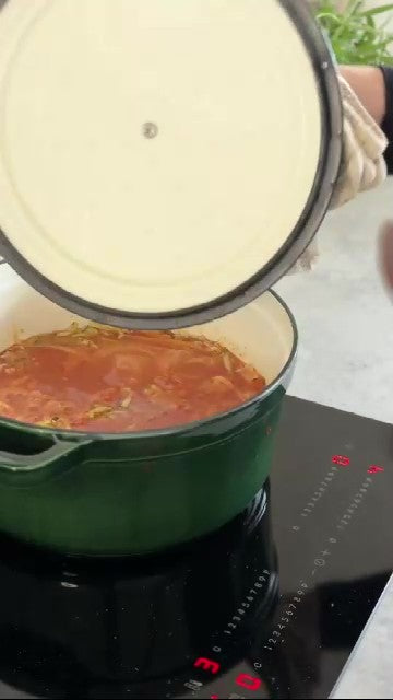 Pasta koges i tomatsauce i en grøn støbejernsgryde