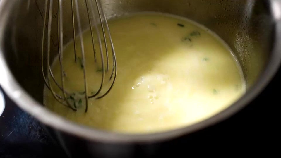 Sauce piskes i en kasserolle